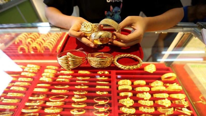 मोठी संधी! सोन्याची किंमत 6 महिन्यांच्या नीचांकी पातळीवर, पटापट तपासा 10 ग्रॅम सोन्याचा दर