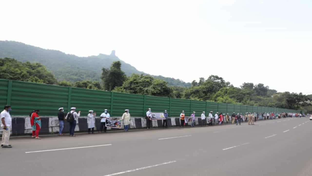 कर्नाळा पक्षी अभयारण्यातील वन्य जीवांच्या संरक्षणासाठी मानवी साखळी, उपाययोजना न केल्यास तीव्र आंदोलनाचा स्वयंसेवी संस्थांचा इशारा