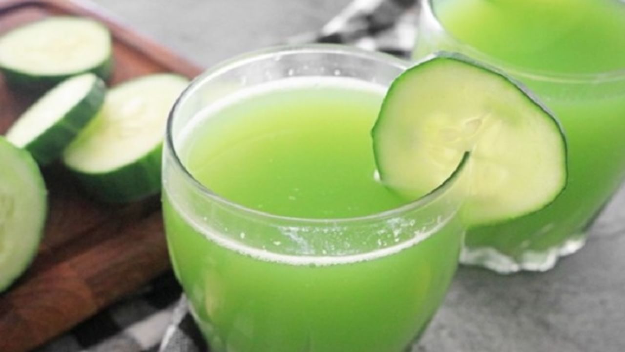 जर तुम्हाला वेगाने वजन कमी करायचे असेल तर तुम्ही तुमच्या आहारात अधिकाधिक काकडी घेतली पाहिजे. आपण काकडीचा रस घेतल्याने देखील वजन कमी होण्यास मदत मिळते. काकडीमध्ये भरपूर कॅलरी आणि फायबर असते.