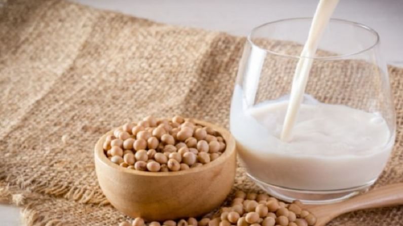 सोया दूध कॅलरी आणि साखरेचे प्रमाण कमी करते, म्हणून ज्यांना वजन कमी करायचे आहे त्यांच्यासाठी हे खूप उपयुक्त आहे. सोया दुधात असलेले अल्कलॉइड्स नावाचे घटक जांघांभोवती असलेली चरबी जलद कमी करण्यास मदत करतात.