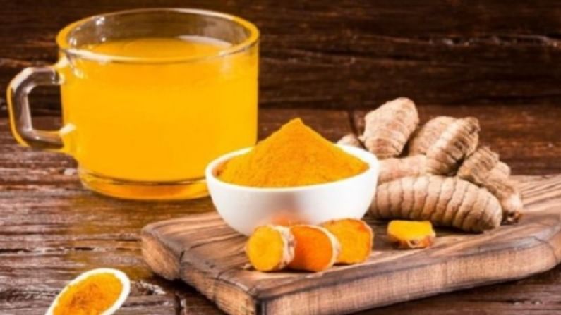 आपल्या सर्वांना माहित आहे की हळद अनेक रोगांपासून संरक्षण करते, परंतु तुम्हाला माहित आहे का की हळद तुमची चरबी कमी करण्याचे काम करते? सर्व संशोधन असे सुचवतात की हळदीमध्ये कर्क्युमिन नावाचा घटक लठ्ठपणा कमी करण्यासाठी प्रभावी आहे. वजन कमी करण्यासाठी हळद नियमितपणे पाण्यात उकळून प्यावी.