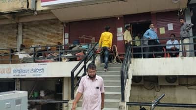 एकाच बँकेतील 40 लाखांच्या नोटा भिजल्या, लॉकरमध्ये गाळ भरला, चाळीसगावातील पावसाची दाहकता समोर