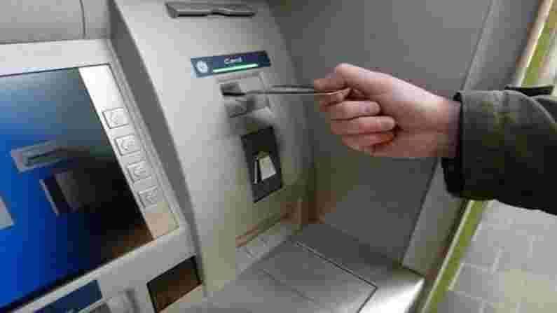 आरबीआयच्या नियमांनुसार, जर तुम्ही एका महिन्यात मर्यादेपेक्षा जास्त ATM वापरता, तर त्यासाठी तुम्हाला बँकेने ठरवलेले शुल्क भरावे लागेल. बहुतेक बँका आपल्या ग्राहकांना महिन्यातून 5 वेळा मोफत एटीएम व्यवहार करण्याची सुविधा देतात, तर महानगरांमध्ये ही मर्यादा 3 आहे.