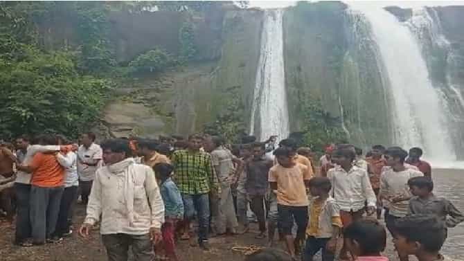 वाढदिवशीच मृत्यूने गाठलं! धबधब्यावर सेलिब्रेशनला गेलेल्या 24 वर्षीय तरुणासह मित्राचा मृत्यू