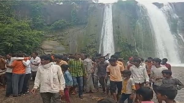 वाढदिवशीच मृत्यूने गाठलं! धबधब्यावर सेलिब्रेशनला गेलेल्या 24 वर्षीय तरुणासह मित्राचा मृत्यू
