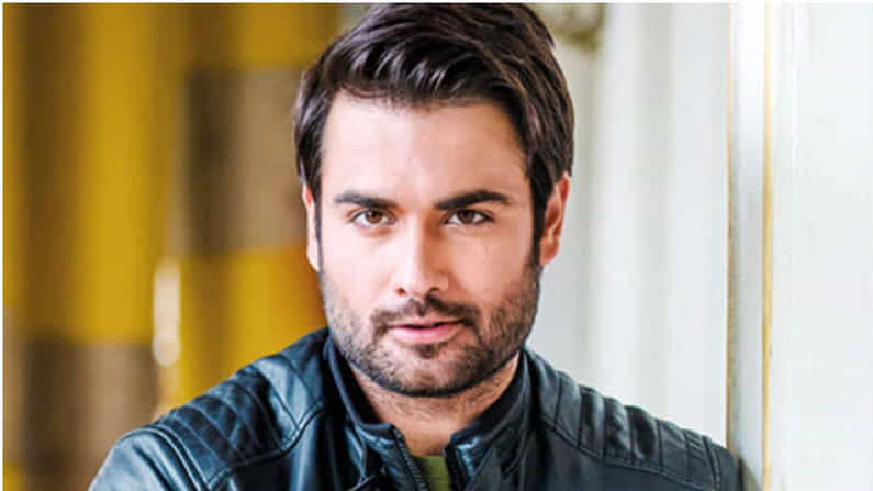 विवियान डिसेना (Vivian Dsena) एक लोकप्रिय टीव्ही अभिनेता आहे. विवियानने त्याच्या करिअरची सुरुवात 2008 मध्ये ‘कसम’ या शोद्वारे केली होती. यानंतर, तो ‘अग्निपरीक्षा जीवन की – गंगा’मध्ये दिसला होता.