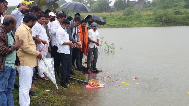 जामखेडला पाणीपुरवठा होणारा भुतवडा तलावही पावसाने तुडुंब भरला आहे. या तलावावर जाऊन रोहित पवार यांनी जलपूजन केलं. 