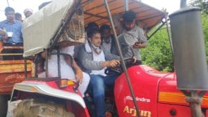 Photo : अतिवृष्टीमुळे झालेल्या नुकसानाच्या पाहणीसाठी आमदार रोहित पवार थेट ट्रॅक्टरवर स्वार