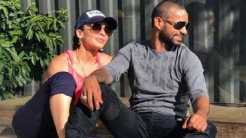 टीम इंडियाचा स्टार फलंदाज शिखर धवनने (Shikhar Dhawan) घटस्फोट घेतला असल्याच्या बातम्या समोर येत आहेत. त्याची पत्नी आयेशा मुखर्जीची (Aesha Mukerji) पोस्ट सोशल मीडियावर व्हायरल होत आहे. सोशल मीडियावर आयेशा मुखर्जीने एक भावनिक पोस्ट लिहून घटस्फोटाशी संबंधित गोष्टी शेअर केल्या आहेत. शिखरच्या बाजूने अद्याप या संदर्भात कोणतीही अधिकृत माहिती दिलेली नाही. 2012 मध्ये लग्नबंधनात अडकलेला धवन एकच भारतीय नाही ज्याने अशाप्रकारे घटस्फोट घेतला आहे.