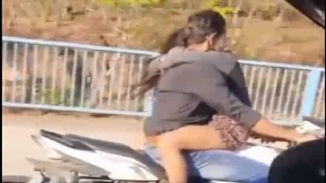 VIDEO : दुचाकीस्वाराचा गर्लफ्रेंडला पुढे बसवत रोमॅंटिक स्टंट, व्हिडीओ पाहून नेटकरी चकीत, म्हणतात हा तर वेडेपणा