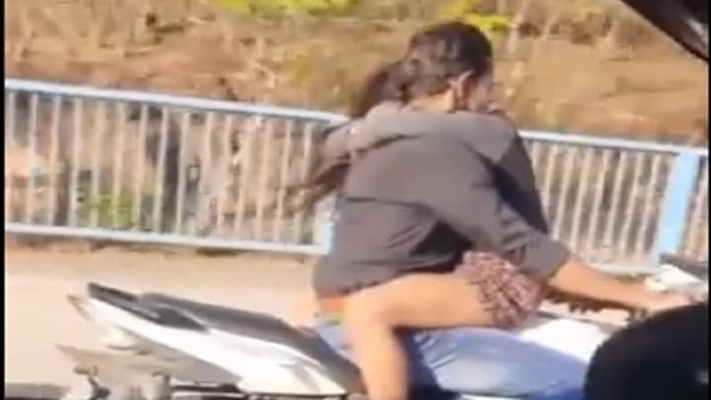 VIDEO : दुचाकीस्वाराचा गर्लफ्रेंडला पुढे बसवत रोमॅंटिक स्टंट, व्हिडीओ पाहून नेटकरी चकीत, म्हणतात हा तर वेडेपणा'