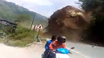 देव तारी त्याला कोण मारी, दरड दुर्घटनेत दुचाकीस्वार बचावले, घटनेचा व्हिडीओ सोशल मीडियावर व्हायरल