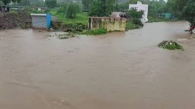 नांदगाव, मनमाडला पावसाचा तडाखा; लेंडी, शाकंभरीला पूर, पाझर तलाव फुटला