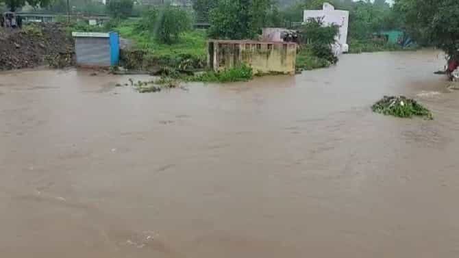 नांदगाव, मनमाडला पावसाचा तडाखा; लेंडी, शाकंभरीला पूर, पाझर तलाव फुटला