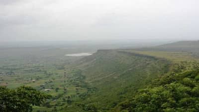 पावसाच्या सरींनी निसर्ग खुणावतोय, औरंगाबादमध्ये ट्रेकिंगसाठी नेमके कुठे जाणार, जाणून घ्या महत्त्वाची ठिकाणं....