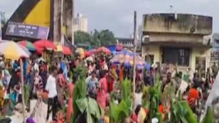कल्याण मार्केटमध्ये तुफान गर्दी, खरेदीसाठी झुंबड कल्याण मार्केटमध्ये तुफान गर्दी, खरेदीसाठी झुंबड