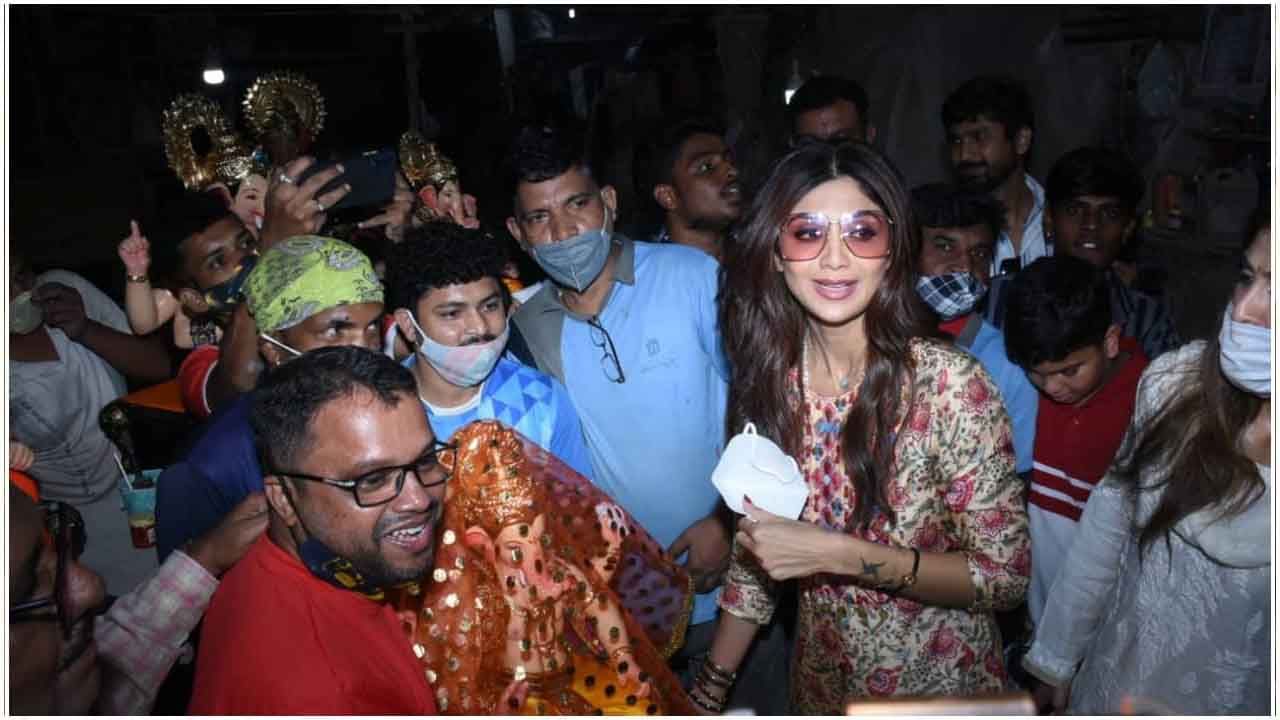 शिल्पा शेट्टी (Shilpa Shetty) दरवर्षी मोठ्या उत्साहात गणेशोत्सव साजरा करते. दरवर्षी ती पती राज कुंद्रासोबत (Raj Kundra) बाप्पाला घरी आणते, पण यावेळी ती एकटीच बाप्पाला घेऊन आली.