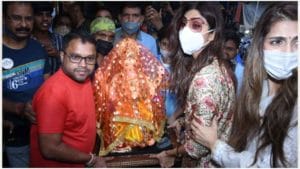 ‘गणपती बाप्पा’ची मूर्ती आणायला शिल्पा शेट्टी एकटीच रवाना, राज कुंद्रा नाही तर, लेक वियानने केलं बाप्पाचं स्वागत!