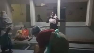 भरती न केल्याचा आरोप, रुग्णालयाच्या प्रतीक्षालयातच महिलेची प्रसुती, मृत बाळाच्या जन्माने हळहळ