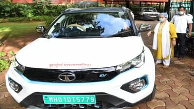 आंतरराष्ट्रीय इलेक्ट्रिक वाहन दिन : BMC चे इलेक्ट्रिक वाहन महापौर पेडणेकरांकडे सुपूर्द, पालिकेच्या ताफ्यात 5 EV