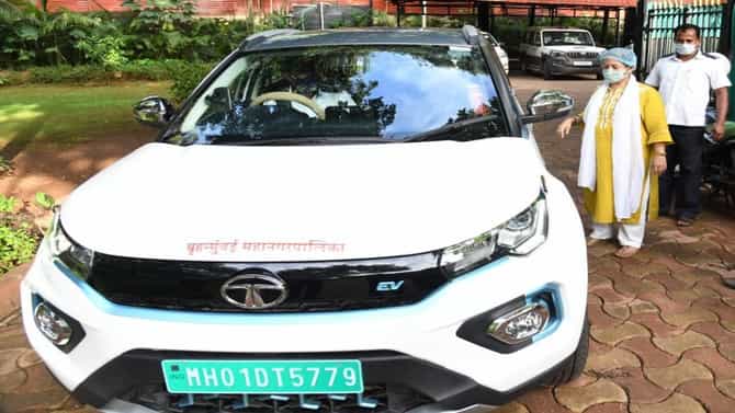 आंतरराष्ट्रीय इलेक्ट्रिक वाहन दिन : BMC चे इलेक्ट्रिक वाहन महापौर पेडणेकरांकडे सुपूर्द, पालिकेच्या ताफ्यात 5 EV