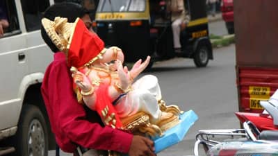 Ganesh Chaturthi 2021 | ना ढोलताशांचा दणदणाट, ना गुलालांची उधळण; कोरोना नियमांचं पालन करत गणरायाचं उत्साहात आगमन