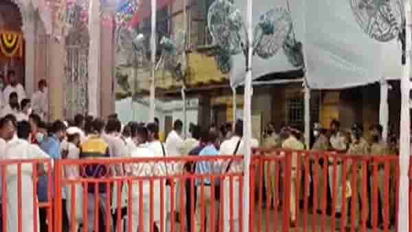 Lalbaugcha raja 2021 : लालबागाचा राजा विराजमान होण्यास विलंब, पोलीस आणि रहिवाशांमध्ये बैठक, नांगरे पाटील घटनास्थळी