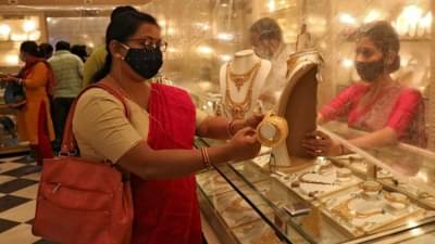 Gold price today: सोने आणि चांदीच्या भावात घसरण, एक महिन्याच्या निचांकी स्तरावर
