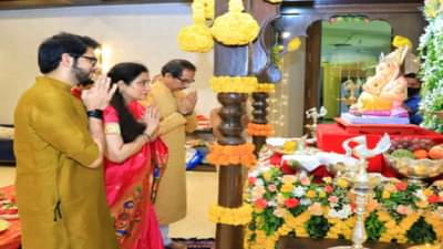 कोरोनाचं संकट दूर होऊ दे, मुख्यमंत्री उद्धव ठाकरेंची गणरायाचरणी प्रार्थना, वर्षा निवासस्थानी बाप्पाचं आगमन