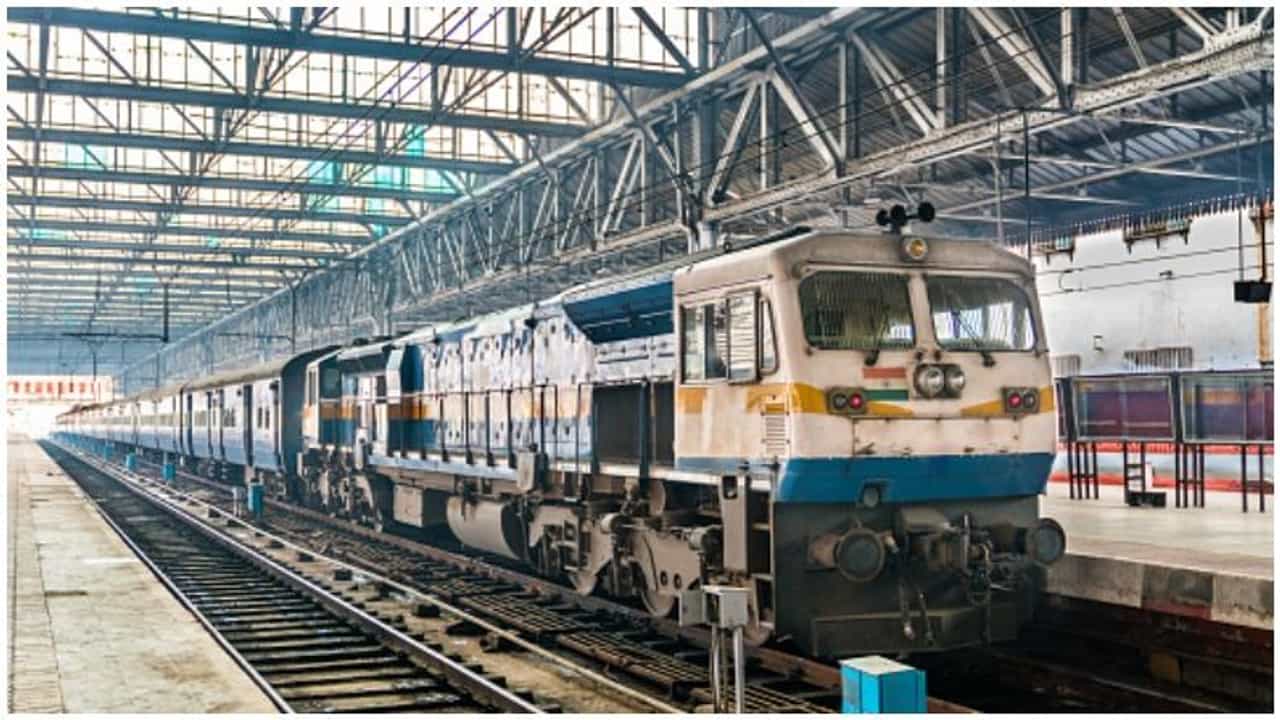 Railway Jobs : दहावी पास तरुणांना मोठी संधी, रेल्वेमध्ये मेगाभरती!