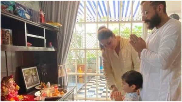 आज प्रत्येकजण गणपती बाप्पाच्या आगमनाची तयारी करत आहेत. बॉलिवूड सेलेब्सनंही त्यांच्या घरी बाप्पाचं स्वागत केलं. तैमूरनं स्वतः मातीपासून लहान गणपती बनवला आहे.
