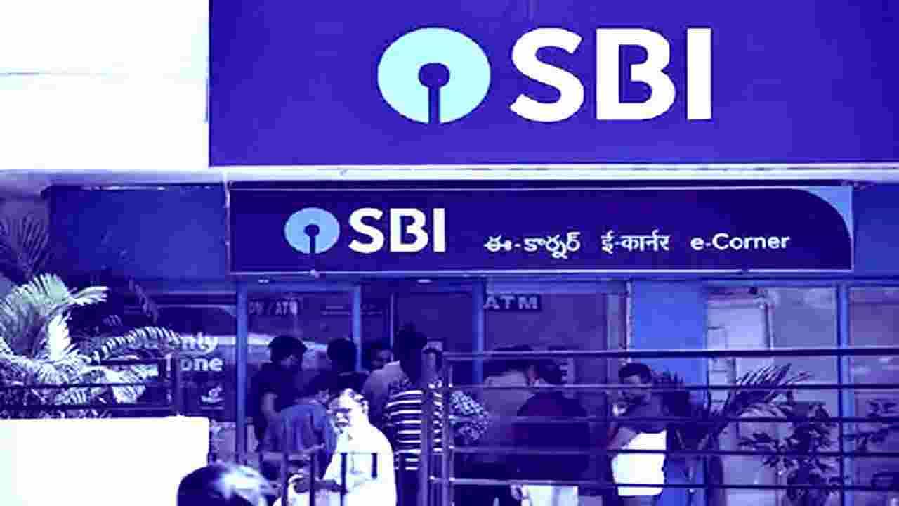 एसबीआयने आपल्या नोटिसमध्ये ग्राहकांना त्यांचे आधार कार्ड(Aadhaar Card) आणि पॅन(PAN) लवकरात लवकर लिंक करण्याचे आवाहन केले आहे. बँकेने सांगितले की आधार कार्ड(Aadhaar Card) आणि पॅन कार्ड (PAN) लिंक करण्याची अंतिम तारीख 30 सप्टेंबर आहे. म्हणजेच 30 सप्टेंबरपूर्वी आधार आणि पॅन कार्ड लिंक करा. एसबीआयने पुढे म्हटले आहे की, जर ग्राहकांनी हे केले नाही तर ते अखंड बँकिंग सेवेचा आनंद घेऊ शकणार नाहीत.