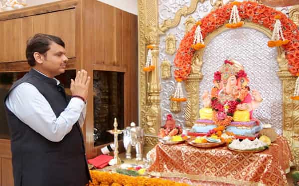 माजी मुख्यमंत्री आणि विरोधी पक्षनेते देवेंद्र फडणवीस यांच्या मुंबईतील सागर या शासकीय निवासस्थानी आज गणपती बाप्पाचं आगमन झालं. कोरोना संकटाच्या पार्श्वभूमीवर अत्यंत साधेपणाने आणि मोजक्या लोकांच्या उपस्थितीत श्री गणेशाची प्रतिष्ठापना करण्यात आली. यावेळी फडणवीस यांच्या पत्ती अमृता फडणवीस, मुलगी दिवीजा आणि कुटुंबिय उपस्थित होते.