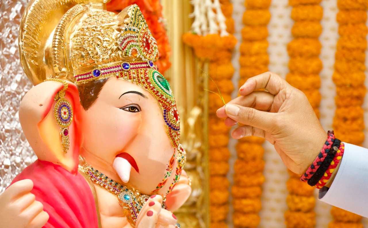 Photo : कोरोनाचं संकट दूर कर, शेतकऱ्यांना बळ दे; देवेंद्र फडणवीसांचं गणरायाला साकडं