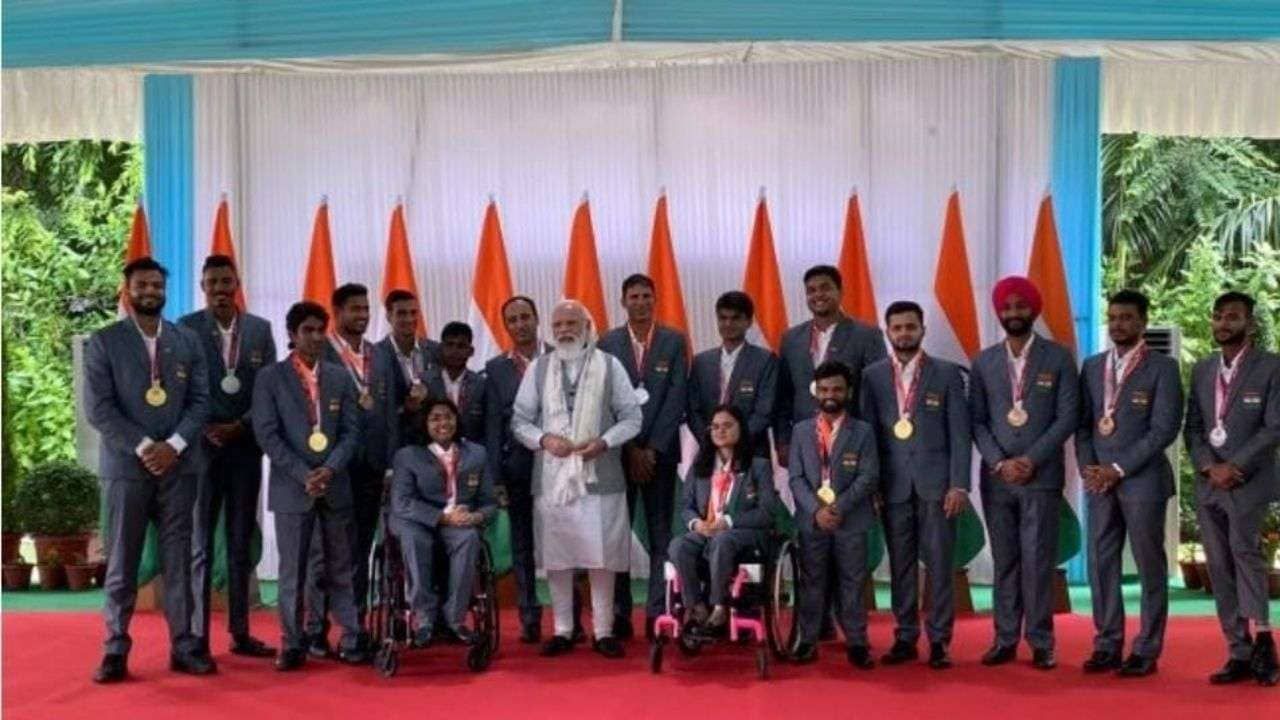 भारताचे पंतप्रधान नरेंद्र मोदींनी टोक्यो पॅरालिम्पिकमधील सहभागी खेळाडूंची भेट घेतली. त्यांना नाश्त्यासाठी बोलवलं होतं. यावेळी खेळाडूंनी त्यांना सर्वांचे हस्ताक्षर असलेला स्टोलही भेट म्हणून दिला.