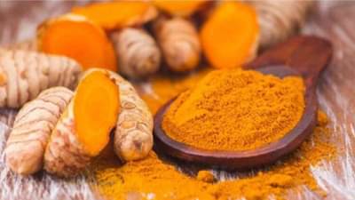 Dark Circles Treatment : डार्क सर्कलची समस्या दूर करण्यासाठी हळद अत्यंत फायदेशीर!