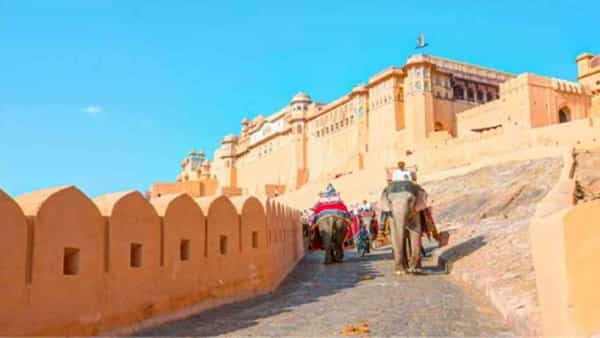 आमेर किल्ला, जयपूर - अरावली पर्वतरांगातील एका टेकडीवर वसलेला आमेर किल्ला सर्वात चर्चेत असलेल्या ठिकाणांपैकी एक आहे. आमेर किल्लाची वास्तू बघण्यासारखी आहे.