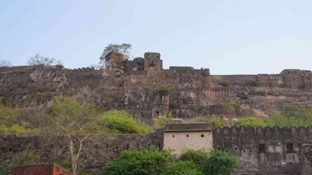 रणथंभौर किल्ला, रणथंभौर - राजस्थानातील सर्वात मोठ्या राष्ट्रीय उद्यानात स्थित रणथंभौर किल्ला राजस्थानमधील सर्वात लोकप्रिय किल्ल्यांपैकी एक आहे. 