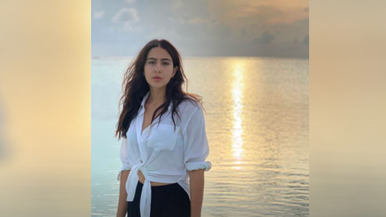 सारा अली खान (Sara Ali Khan) सध्या तिच्या मित्रपरिवारासोबत मालदीवमध्ये सुट्टी घालवत आहे. सुट्टीच्या काळात ती तिच्या मैत्रिणीसोबत काढलेले फोटो सोशल मीडियावर शेअर करत आहे. तत्पूर्वी, साराने तिच्या बेस्ट फ्रेंडसोबतचा फोटो शेअर केला. सारा मालदीवमध्ये तिच्या मैत्रिणीचा वाढदिवस साजरा करत होती. 