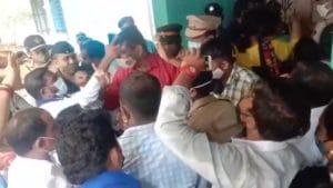 साकीनाका बलात्कारप्रकरणी राजावाडी रूग्णालयाबाहेर भीम आर्मीची निदर्शने