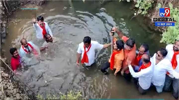Yavatmal | जीवन प्राधिकरणच्या खड्ड्यात उतरुन मनसेचं जलसमाधी आंदोलन Yavatmal | जीवन प्राधिकरणच्या खड्ड्यात उतरुन मनसेचं जलसमाधी आंदोलन