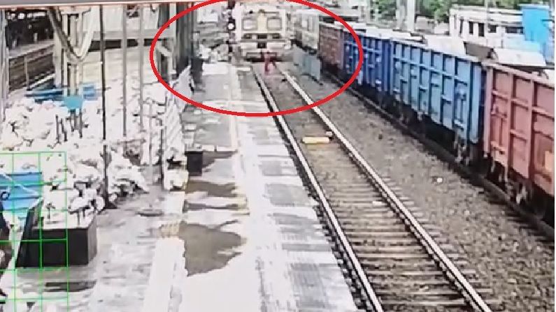 CCTV VIDEO | वसई स्टेशनवर वृद्धा चालत्या लोकलसमोर उभी राहिली, आणि...