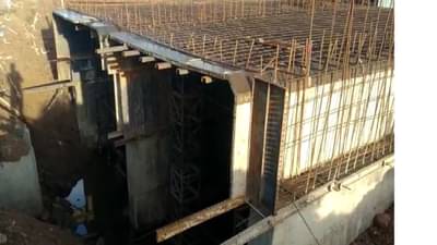 ज्या पुलामुळे आधी 4 शिक्षक गुदमरुन मेले, तिथंच आता पुन्हा दोन दुचाकीस्वार गेले, नेमकं काय घडलं?