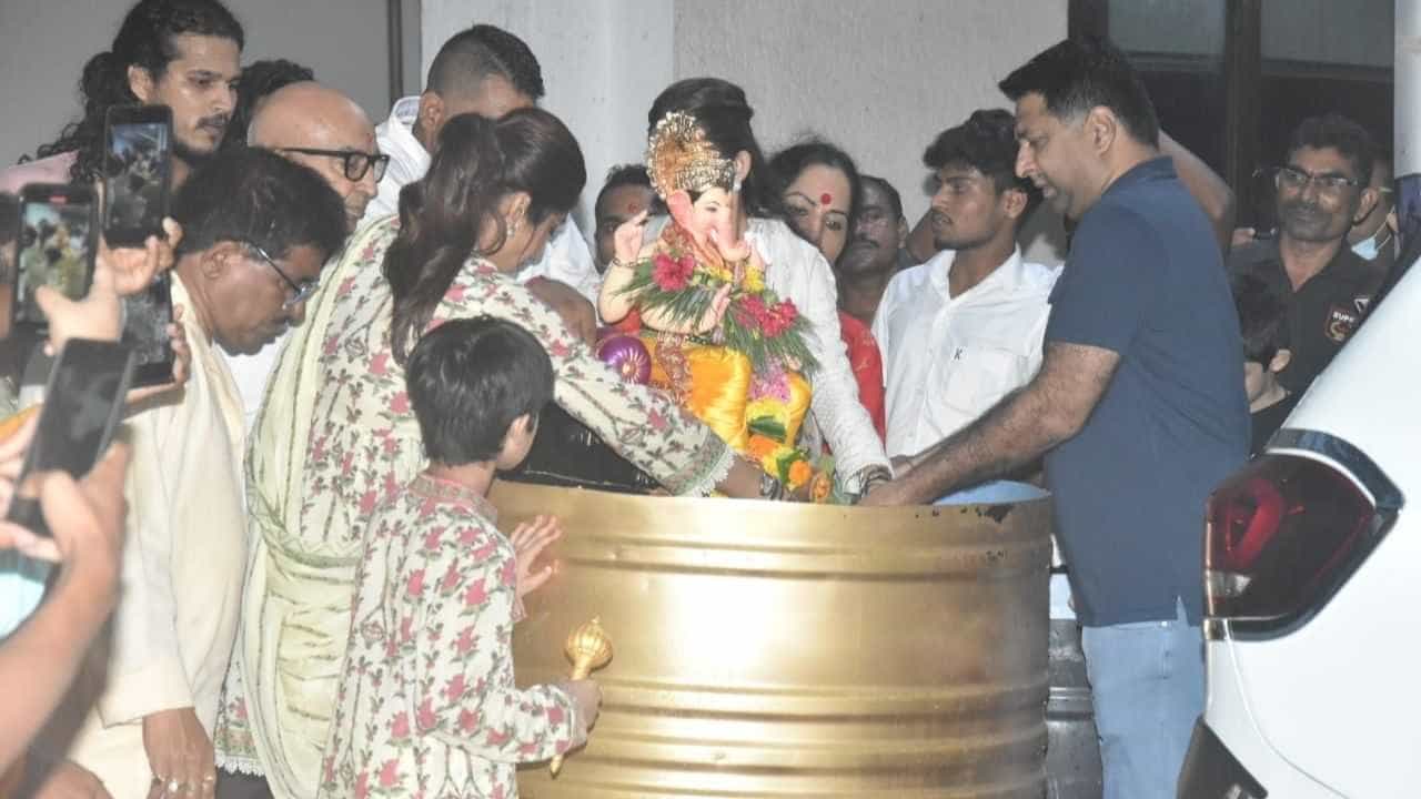 देशभरात गणेश चतुर्थीचा सण मोठ्या थाटामाटात साजरा केला गेला. दिड दिवसांच्या गणपतीचं काल विसरजन सुद्धा झालं आहे. बॉलिवूडची सुंदर अभिनेत्री शिल्पा शेट्टीच्या घरी गणपती बाप्पाचं विसर्जन करण्यात आलं. शिल्पा शेट्टीच्या घरी दरवर्षी गणपती बाप्पाचं आगमन होत असतं. आज तिनं घरीच तिच्या बाप्पाचं विसर्जन केलं.