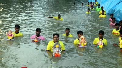 कृत्रिम तलावांमधील श्रींच्या विसर्जनाकडे भाविकांचा वाढता प्रतिसाद, ठाणे शहरात दीड दिवसांच्या 8979 गणेशमूर्तींचे विसर्जन