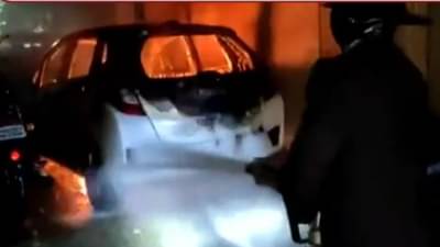 ठाण्यात द बर्निंग कार, पार्किंगमध्ये दोन दुचाकी आणि दोन चारचाकींनी घेतला अचानक पेट