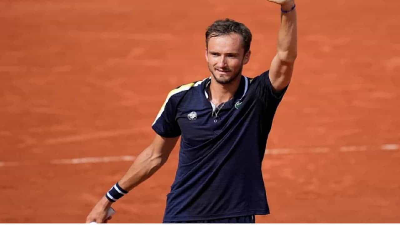 रशियाचा स्टार टेनिसपटू डॅनिल मेदवेदेवने (daniil medvedev) अमेरिकन ओपनच्या अंतिम सामन्यात जगातील नंबर एकचा टेनिसपटू नोव्हाक जोकोव्हिच (Novak Djokovic) याला 6-4, 6-4, 6- 4 च्या फरकाने सरळ तीन सेट्ममध्ये मात दिली. या विजयासह त्याने आयुष्यातील पहिले ग्रँडस्लॅम मिळवलं आहे.