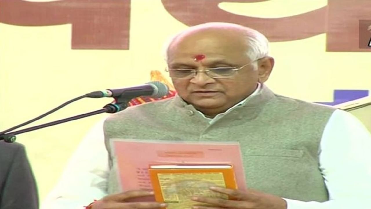 बिल्डर ते लीडर, भूपेंद्र पटेलांनी घेतली मुख्यमंत्रीपदाची शपथ, नितीन पटेल म्हणाले, मान सन्मान महत्वाचा ! बिल्डर ते लीडर, भूपेंद्र पटेलांनी घेतली मुख्यमंत्रीपदाची शपथ, नितीन पटेल म्हणाले, मान सन्मान महत्वाचा !