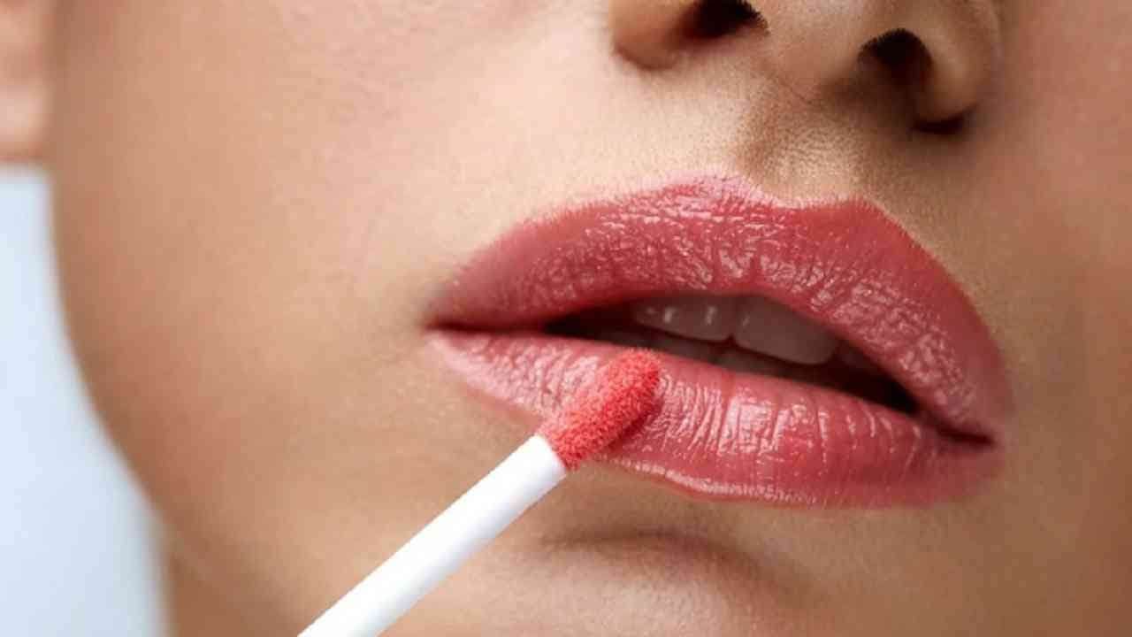 Beauty Tips लिप टिंट्स लावताना 'या' खास टिप्स फाॅलो करा, मास्क देखील