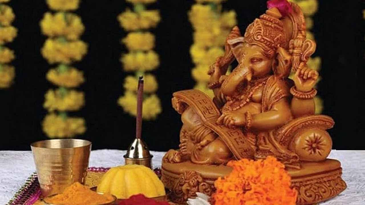 Ganeshotsav 2021 | गणपती बाप्पा म्हटल्यानंतर ‘मोरया’चं का बरं म्हणतात? वाचा या मागची कथा... Ganeshotsav 2021 | गणपती बाप्पा म्हटल्यानंतर ‘मोरया’चं का बरं म्हणतात? वाचा या मागची कथा...